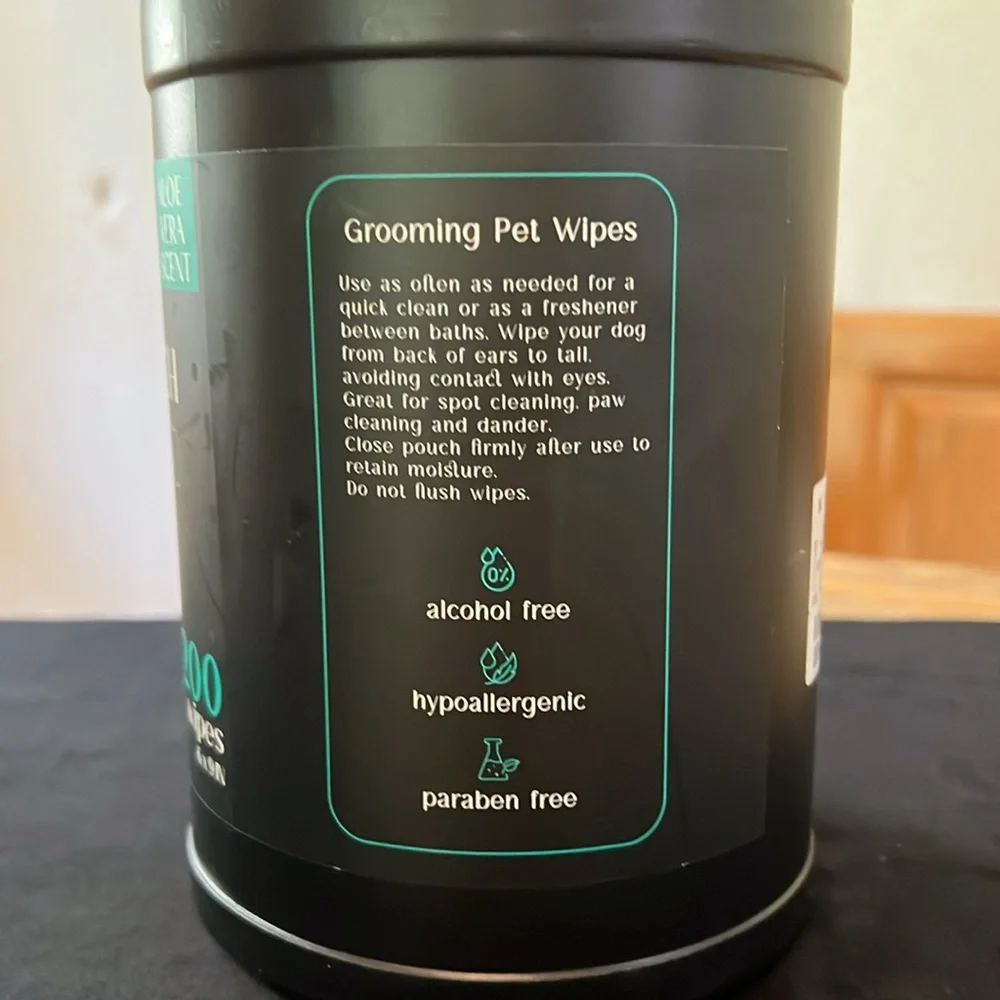 Grooming pet wipes